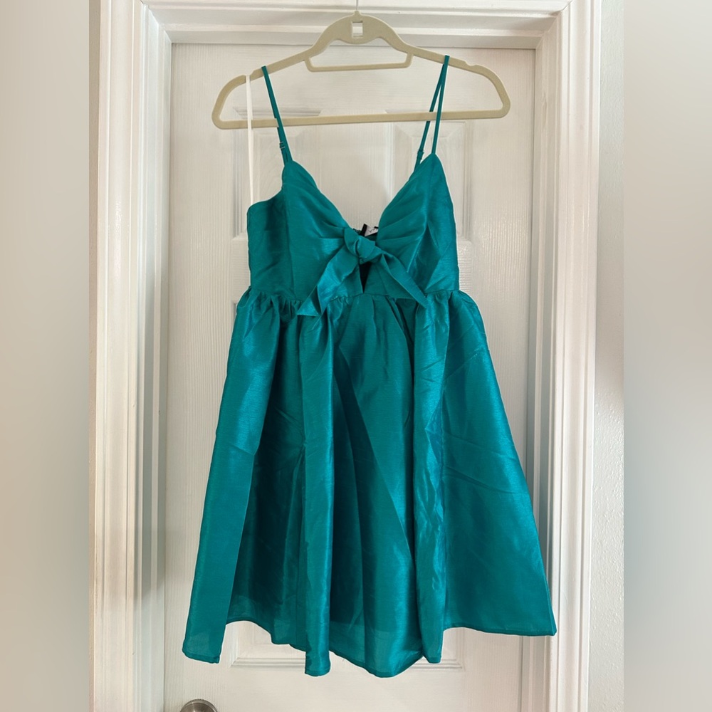 aakaa green dress